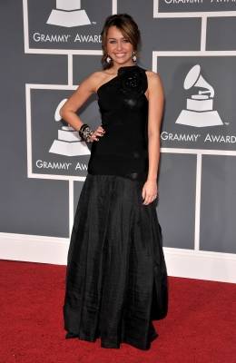85423_miley-cyrus-shines-on-the-grammy-red-carpet