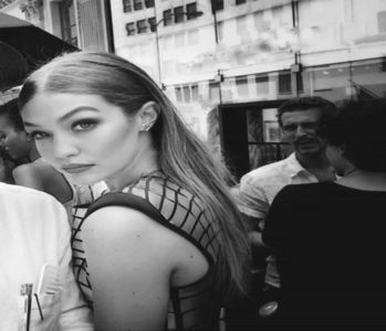 〈r̠̠un̠a̠♡ay̠·ᶤᶰ·dǝɹn◦〉 Hola, man. -Chris #Lăsându-mi capul într-o parte, îmi -cl; las greutatea trupului sprijinită de un perete, dregându-mi vocea atunci când aud o anumită conversație. Îmi las mâinile-n sân  apoi mut privirea spre Zayn, fluturându-mi genele. De când ești numit

