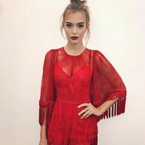 Ah, hei Cara. Sunt nesi stiu, da s pe tel si eram si foarte distrasa clk;; de conversatie :)). Ce faci? -C. Damn, presimt o aparitie bomba. Abia astept. -S.
