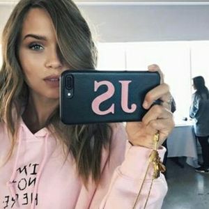 E posibil. Ce-ar fi sa se prezinte cu el la braț. Nu stiu, dar clk;; eu ma gandesc cum vede Justin situatia. Am vazut ca Sel pe insta a dat like la o poza cu jelena.
