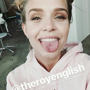Neata!!! Una si pentru mine, te rooog. #Tipa catre Zayn, in timp ce coboara lenesa scarile.