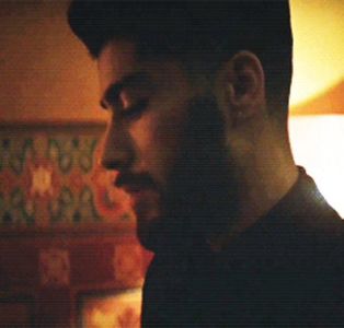 ·̷︽̐.　ɔɹnǝๅ·♥̷̥∙ʇɥıuʞıuɓ›.; # Scutură amuzat din cap când o aude, urmând să oprească aragazul. Mă; gândeam că poate te mai îndulcesc puțin alea 5 linguri, da slabe șanse.. -S. # își prinde țigara între buze cât timp pregătește cele 3 cești, așezându-le astfel pe o tavă, înaintând apoi cu ele în liv
