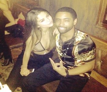 ╰　·•suoıʇuəʇuı̈❣͠ᶜ͠͠ʳ͠͠ᵘ͠͠ᵉ͠ˡ͠.; Se dă bine pe lângă Bieber acum. Ștoarfa :)..
