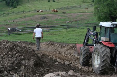 drumuri; Infrastructura drumului realizata cu piatra rezultata din curatirea terenului
