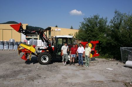 Primul tractor; Cumparat din Austria - negociat de Milica. Multumesc mult Milica pentru tot efortul tau
