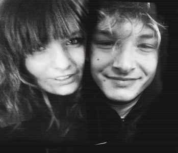 ╰　·•suoıʇuəʇuı̈❣͠ᶜ͠͠ʳ͠͠ᵘ͠͠ᵉ͠ˡ͠.; Eu am treabă cu gagica asta de lângă mine. Bâști :).