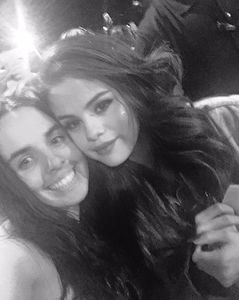 ╰　·•suoıʇuəʇuı̈❣͠ᶜ͠͠ʳ͠͠ᵘ͠͠ᵉ͠ˡ͠.; Nu, ar trebui să te las să te speli cu Perrie pe cap :). Se jucau; jocuri de societate, ce știți voi.
