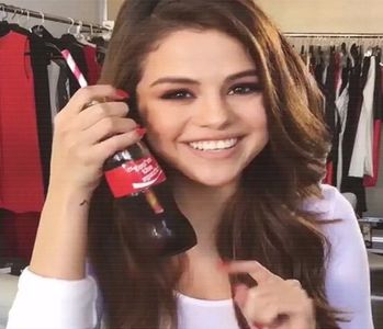 ╰　·•suoıʇuəʇuı̈❣͠ᶜ͠͠ʳ͠͠ᵘ͠͠ᵉ͠ˡ͠.; Mi-am pierdut toată încrederea-n tine :). & Nu-mi place de el că; îl intreține gagică-sa :). De V-Day o să-i cumpere ea flori lui.
