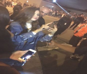 ╰　·•suoıʇuəʇuı̈❣͠ᶜ͠͠ʳ͠͠ᵘ͠͠ᵉ͠ˡ͠.; Ia să le văd. & Păi e, da n-are bf material.