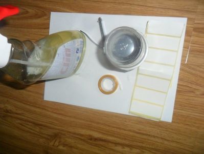 pus deasupra paharului alt pahat transparent; lipit cu scotch
