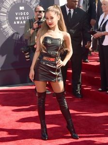 ariana-grande-mtv-vma-2014-red-carpet-1408923057-view-1