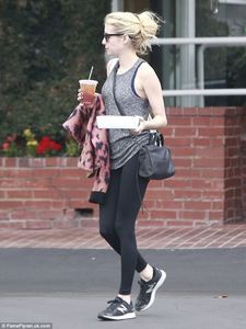 39A75EFF00000578-3866506-Lazy_Sunday_Shielding_her_eyes_from_the_beaming_Hollywood_sun_th-m-61_14773