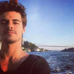 Pana acum 3 ani si jumatate, eu si Dylan eram.....normali.Dupa un an de; facultate totul s-a schimbat.Am lucrat zi si noapte la masini, le-am modificat si le-am facut mai puternice.Am inceput sa participam la curse ilegale si sa ne inhaitam cu cine nu trebuia. Eram cei mai
