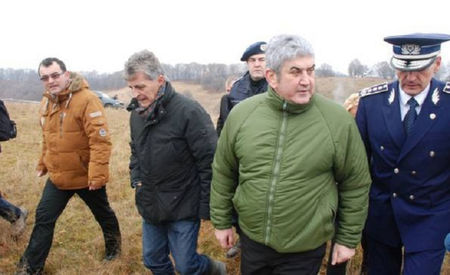 miniștrii sosiți la locul tragicului accident aviatic...