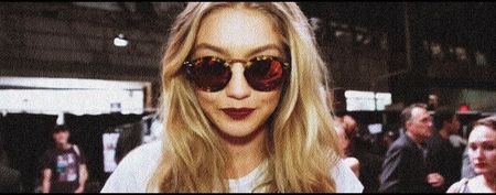 — Procedez întocmai şi cu cele din jurul taliei. Privirea mi-o întorc în dreapta mea, asigurându-mă; că Ted nu se află la bar deoarece doream ca prima dată să iau câteva comenzi. Când acest gând mi se adevereşte, apuc la rândul meu o tavă neagră aflată pe tejgheaua barului. Îl ocolesc în
