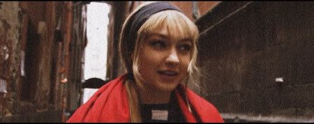 — „Vă pot lua comanda?” Repet întrebar ea sub o altă formă, privindu-i pe rând în speranţa că; acum îmi vor răspunde. Spre fericirea mea, se întâmplă întocmai căci cel ce mă observă prima dată este chiar Justin.
