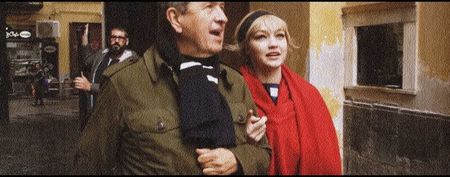 — „Ăm?” Mă găsesc eliberând acest sunet şi închizându-mi pleoapele urmând să scutur din cap; pentru a-mi reveni din transa precedentă. „Ce-ce spuneai că vrei?”
