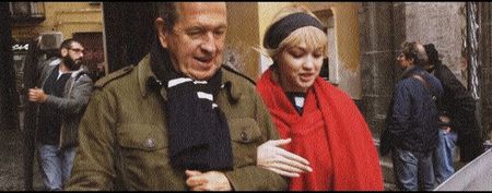 — În atenţia mea apare Ted, barmanul, pregătind băuturi pe care nici acum nu le cunosc după; denumire ci doar după culoare. Dat fiind faptul că lichidul aflat în paharul actual era de culoare roşie, îl puteam cataloga ca pe un Cosmopolitan, acesta fiind singurul gen de băutură
