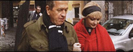— pe care reuşisem totuşi să-l reţin de când lucrez aici pentru că am ajuns să consum şi eu. Am; nevoie să fiu în priză aproape toată noaptea, nu? Mesele nu se servesc singure până la urmă.
