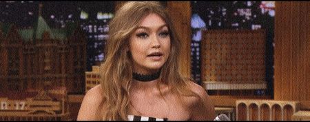 — „Ah da.” Murmur mai mult pentru mine, păşind până în dreptul lui, eu aflându-mă pe cealaltă; parte a barului. „Două Mojito-uri, un pahar de Vermut, un Martini, două Margarita şi...” După acel şi reuşesc să mă opresc intenţionat, urmând să spun practic comanda brunetului ce
