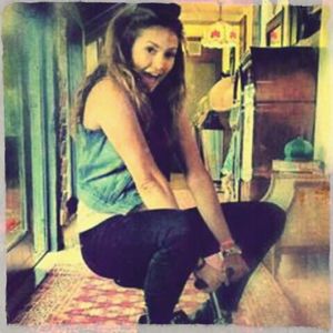 ღ. [in fata casei se plimba cu o mini-bicicleta]=))