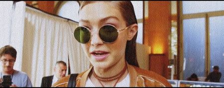— Nepăsătoare măcar, las tava pe masa lungă, întinzându-mi un braţ pentru a apuca un pahar în; care anterior se afla un soi de băutură alcoolică. Procedez întocmai şi cu celelalte cinci, dar când doresc să-l aşez pe al şaselea pe tavă, simt o privire aţintită asupra mea, un lucru ce mi se
