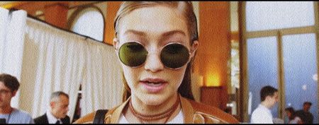 — întâmpla de obicei şi cu care mă învaţasem. Nefiind conştientă că mă aflam în apropierea acelei; mese, când capul mi-l ridic de pe suprafaţa acesteia, întâlnesc acea privire cafenie. Contactul vizual nu durează mai mult de două secunde căci îşi întoarce capul, prefăcându-se oarecum că
