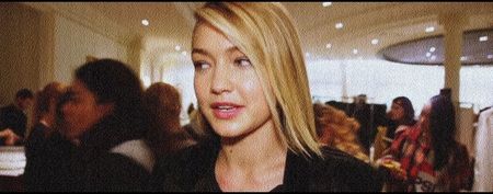 — „Nu e nimic atât de grav, Ted, pur şi simplu chiar nu mă simt bine, de azi-dimineaţă continui să; fiu aşa.” De fapt, dacă mă gândesc mai bine, starea de rahat a ajuns să mi se strice datorită cuvintelor acelui brunet ce la prima vedere era al naibii de insuportabil.
