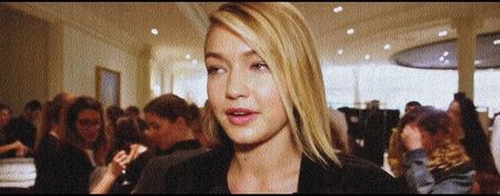 — Pentru câteva secunde doar îl privesc şi, vrând de mult să învăţ să pregătesc măcar ceva; asemănător, nu las entuziasmul să mă dea de gol, ci doar îmi arcuiesc colţurile gurii într-un zâmbet scurt. „Bine, s-a făcut.” Încuviinţez în cele din urmă apucând cu grijă tava de pe tejghea,
