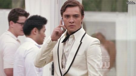 - *se uita spre Dean cum pleaca in timp ce o lasa pe Maria sa vorbeasca singura, indeparteaza; telefonul de ureche cand tipa*
