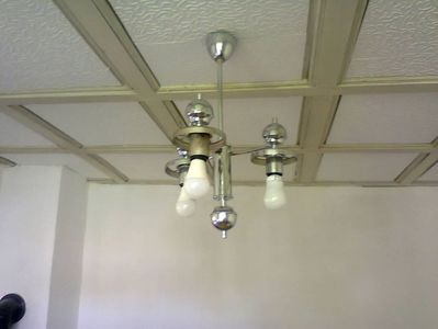 Tavanul reconditional cu candelabrul nou.