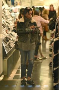 vanessa-hudgens-out-shopping-in-los-angeles-02-05-2017_5