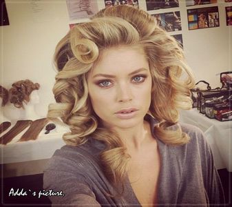 》*se uită la ea, apoi spune tare și răspicat* Neața!