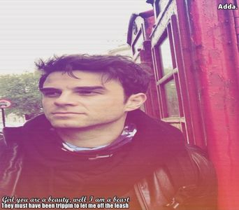 - Zoe, micuță vrăjitoare, te respekt pentru toată durerea provocată lui Klaus, l-ai pedepsit când+; merita cu adevărat, ești o jmekeră haurită, porumbiță adevărată. Ai fi bună și tu de mai multe ture, dar sunt gentleman, nu mai spun nimic, tac. Că poate ajung hrană de porumbei.
