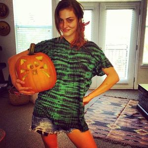 Phoebe-Tonkin-carved-pumpkin-Halloween