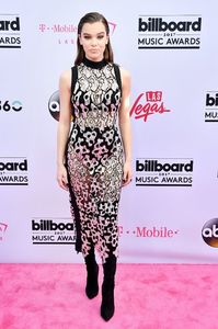 2017-billboard-music-awards-hailee-steinfeld