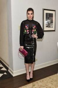 8753063_style-watch-jaime-king-hailee-steinfeld_t8dab8173