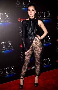 hailee-steinfeld-attends-stx-entertainment-c164-diaporama