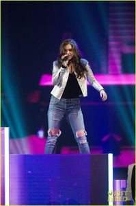 hailee-steinfeld-dnce-2016-rdma-04