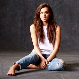 Hailee-Steinfeld-Feet-2748385