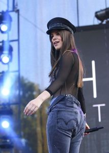 Hailee-Steinfeld--LA-PRIDE-Music-Festival-And-Parade-2016--08-662x924