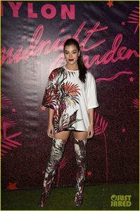 hailee-steinfeld-sophie-turner-reunite-at-coachella-14