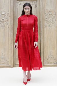 Hailee-Steinfeld-Valentino-Spring-2017-Collection-Paris-Fashion-Week-Front-Row-PFW-Tom-Lorenzo-Site-