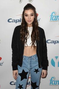 hailee-steinfeld-y100-s-2016-jingle-ball-in-miami-12-18-2016-1