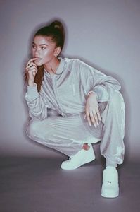 Zendaya-@zendaya-2017-04-11_L3I1b1VrYmFZN3ZpVFhsNmt3VHV0LWRVQ0szYz0vNjh4MDo2Nzl4OTE2LzY0MHgwLzI4OWY5