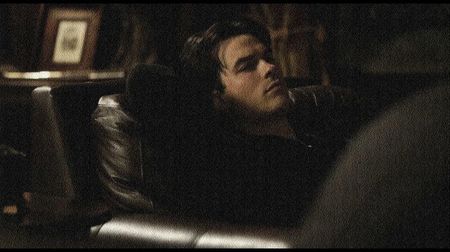 ━  Pufneşte amuzat când vede cât de repede reuşise să-i atragă atenţia, însă nu-i răspunde; încă la întrebare, adăugând doar: ❝Întâi să mănânci ceva, şi după o să vorbim despre asta.❞ Rosteşte cuvintele pe un ton destul de strict, dându-i înţeles că vorbea serios, urmând ca la scurt timp să 
