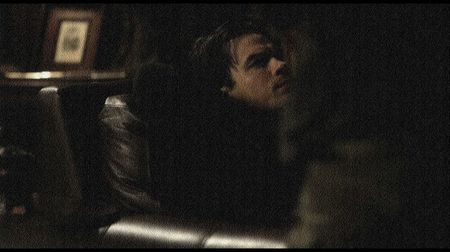 ━ vireze la dreapta pentru a intra într-un McDonalds drive-thru, oprindu-se în spatele; unei maşini care era acum la rând să comande. Se lasă pe spate şi începe să bată cu palmele pe volan, de plictiseală, însă când vede că trec mai mult de 5 minute şi persoana din faţa lor tot nu termin
