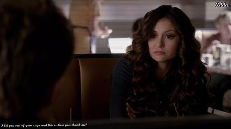 》 continuare, acoperindu-și acum gura cu mâna, apoi după ce acesta comandă se uită+; la el și se bagă peste geamul lui țipând* Și încă un MC Wrap Chicken, o porție mare de cartofi, o Fanta la pahar mare și o înghețată cu topping de ciocolată, mulțumim. *se uită apoi spre el*
