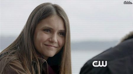 》  Tu plătești, așa-i? *se abține să nu râdă, și se dă de peste el, așezându-se la loc în +; scaunul ei după ce-și făcuse comanda auzită, bate cu unghiile în bordul mașinii*
