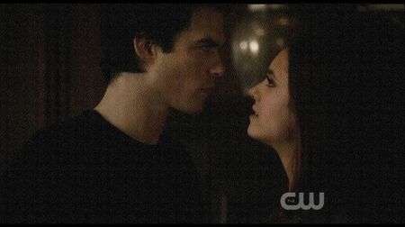 ━ Ridică o sprânceană când se apleacă peste el şi deschide gura să zică ceva, dar rămâne mut; când o vede că începe să comande şi nu se mai opreşte, se felicită în tot acest timp în gând că a fost inspirat şi n-a dus-o la Pizza Hut, apoi îşi mută privirea spre ea atunci când o aude, încercând 
